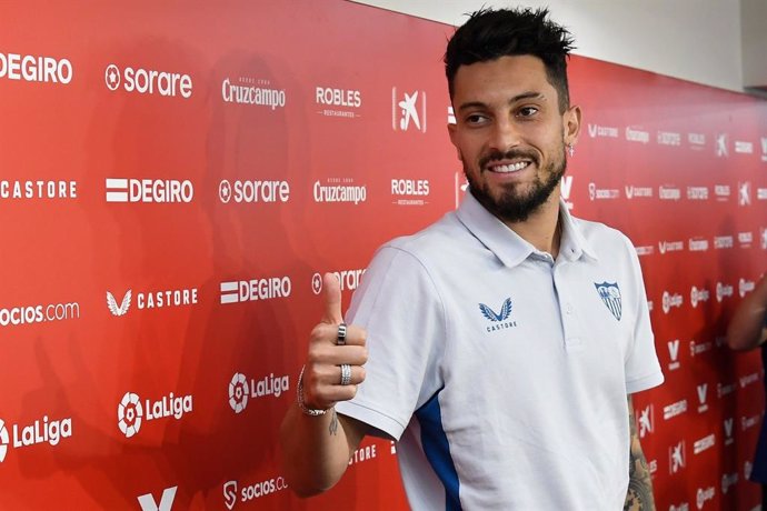 El nuevo jugador del Sevilla FC Alex Telles en su presentación