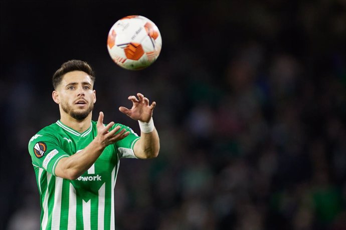 Archivo - Alex Moreno of Real Betis gestures during the UEFA Europa League Knockout Round Play-Offs Leg One match between Real Betis and Zenit de San Petersburgo at Ramon Sanchez-Pizjuan stadium on February 24, 2022, in Sevilla, Spain.