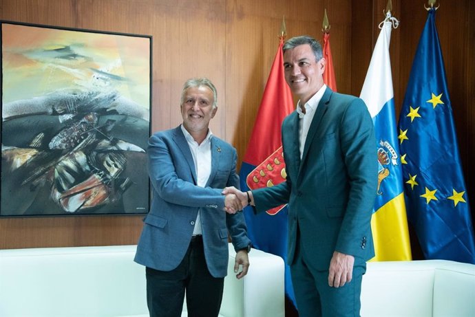 El presidente de Canarias, Ángel Víctor Torres, saludo al presidente del Gobierno de España, Pedro Sánchez, en la reunión que han mantenido previa a su rueda de prensa para valorar el curso político