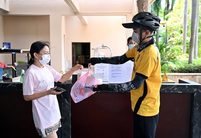 Una turista rep un missatger en un hotel de Sanya, a Hainan (La Xina).