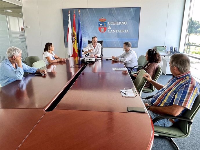 Consejero de Desarrollo Rural, Ganadería, Pesca, Alimentación y Medio Ambiente, Guillermo Blanco, se reúne con la alcaldesa de Solórzano