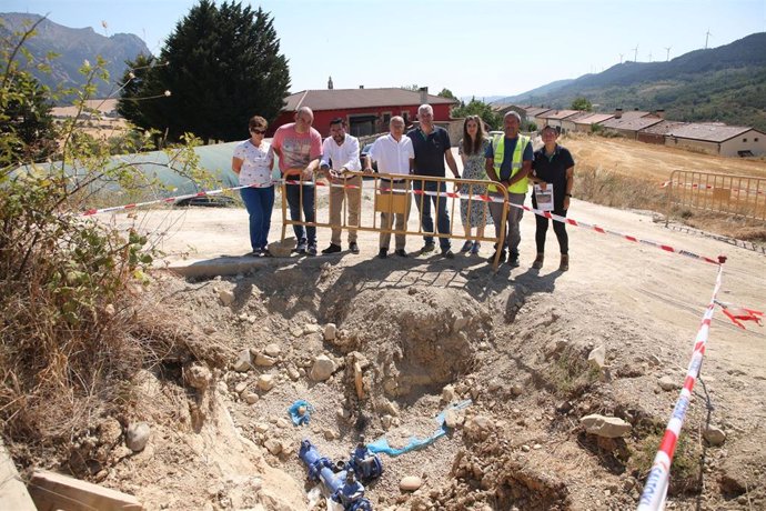 El consejero Ciriza, el alcalde Amescua y el director general de Administración Local y Despoblación, junto a miembros de la corporación municipal, de la empresa constructora y de la dirección de obra en la visita