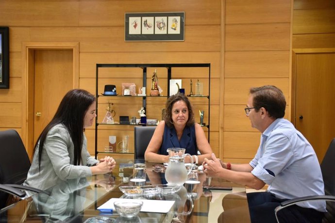 Reunión de García con representantes del Colegio Andaluz de Podólogos.