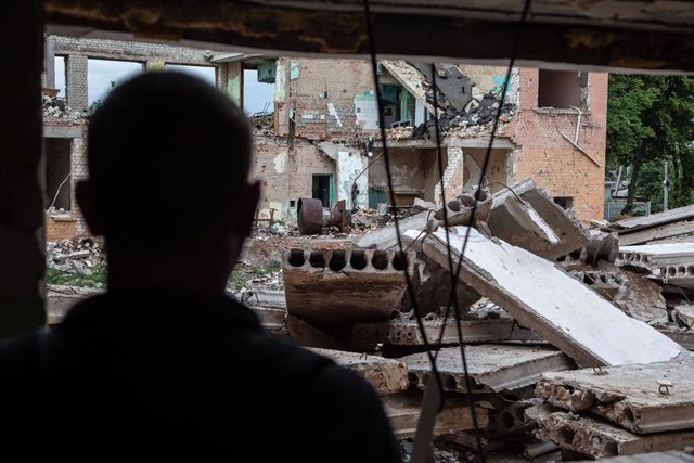 Archivo - Edificio destruido en la ciudad de Chernígov, en Ucrania, en el marco de la guerra
