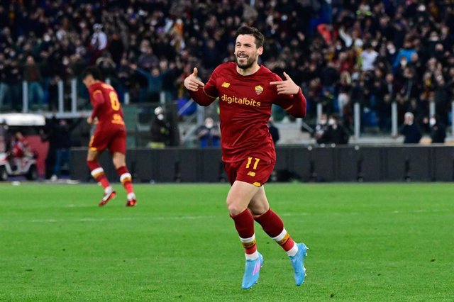Archivo - El catalán Carles Pérez celebra un gol con la Roma.