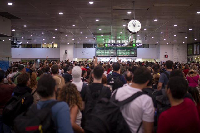Centenars de persones a l'estació de Barcelona-Sants, a 8 d'agost de 2022, a Barcelona, Catalunya (Espanya).  
