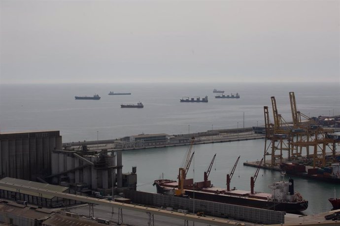 Archivo - Vista general del muelle de descarga del Puerto de Barcelona, en Cataluña (España), a 1 de abril de 2021.   