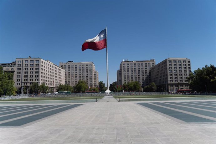 Archivo - La bandera chilena en Santiago frente al Palacio de la Moneda