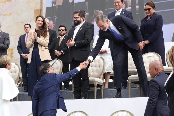 El Rey Felipe VI saluda al recién investido presidente de Colombia, Petro Duque