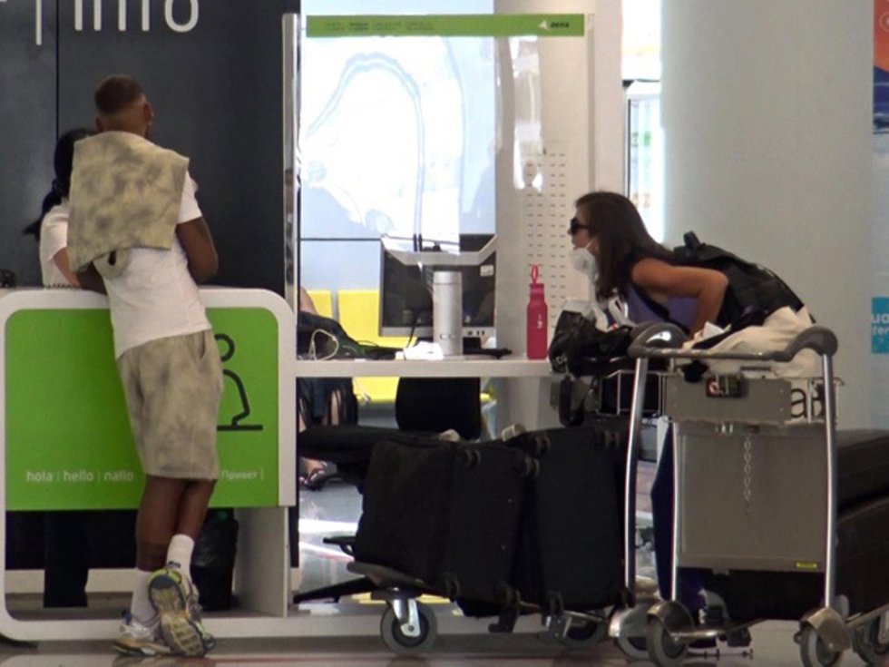 Anabel Pantoja y Yulen Pereira en el aeropuerto de Palma de Mallorca