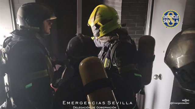Nueve intoxicados por humo y fallecidos un perro y un gato tras el incendio de un bloque de vecinos de Sevilla