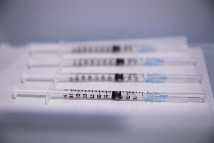 Archivo - Varias jeringas.