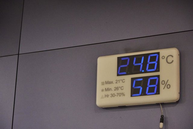 Detalle de una termómetro, que no supera los 27 grados, dentro de un centro comercial como una de las acciones incluidas en el paquete de medidas urgentes del Ejecutivo para reducir el consumo de gas, tal y como se ha comprometido con Bruselas en el Centr