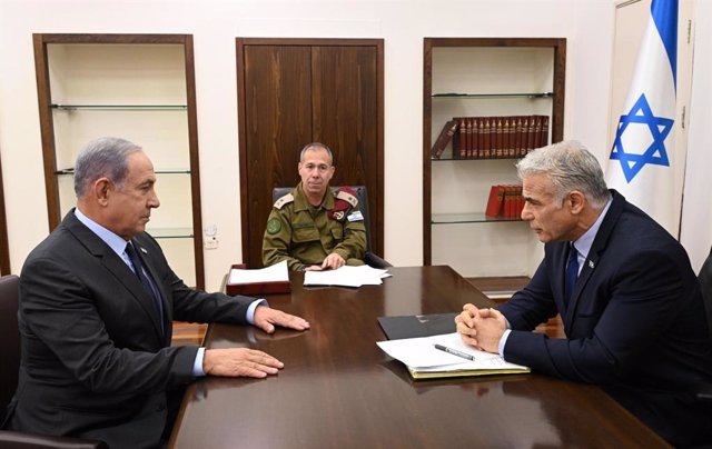 El primer ministro israelí, Yair Lapid, junto al ex primer ministro Benjamin Netanyahu