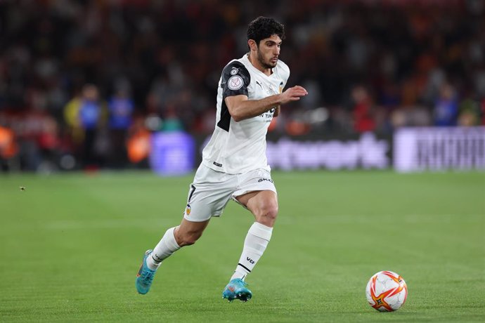 Archivo - Goncalo Guedes of Valencia in action during the Spanish Cup, Copa del Rey, football Final match played between Real Betis Balompie and Valencia CF at Estadio de la Cartuja on April 23, 2022, in Sevilla, Spain