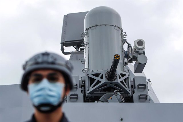 Archivo - Un soldado de la Armada hace guardia bajo una ametralladora en una corbeta taiwanesa durante un simulacro de la Armada como parte de un simulacro de mejora de la preparación del ejército antes del Año Nuevo chino, en medio de la escalada de tens
