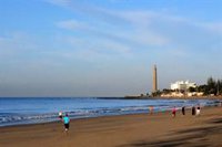 Un hombre en estado crítico al ser rescatado de la playa de Maspalomas, en San Bartolomé de Tirajana(Gran Canaria)