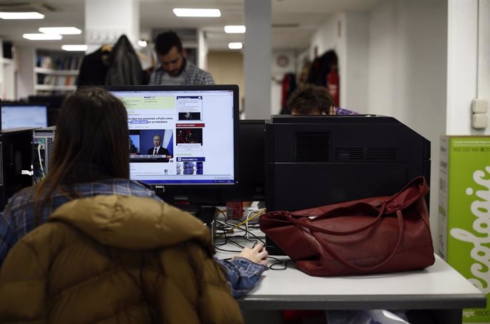 Archivo - Gente trabajando, en una imagen de archivo.