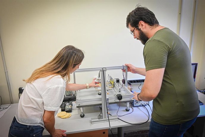 Archivo - Investigadores de la UPV con el "ecógrafo"