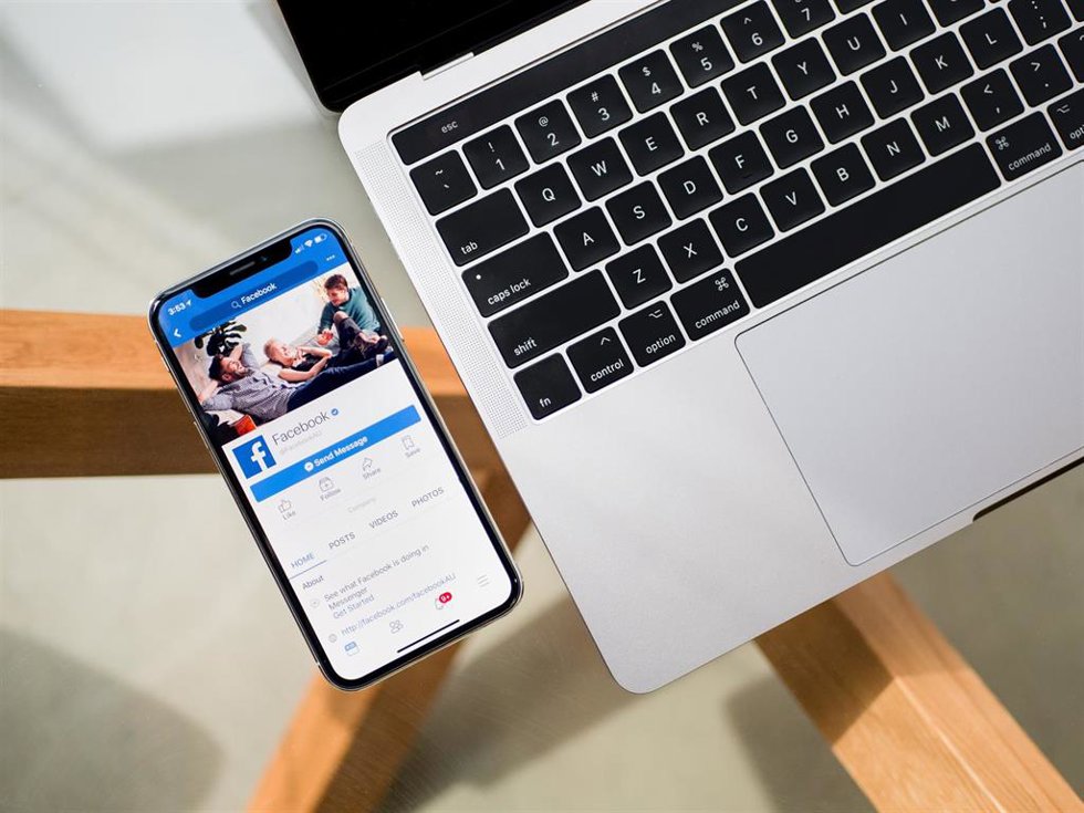 Un dispositivo móvil con la aplicación de Facebook abierta