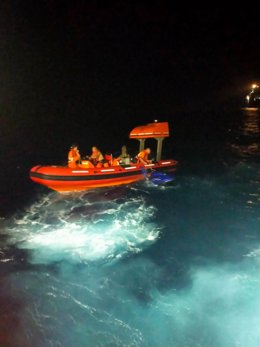 Rescate de tres hombres de origen magrebí que viajaban en moto acuática hacia la costa de Almería.