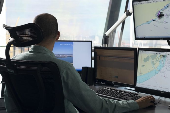 Un treballador del Port de Barcelona