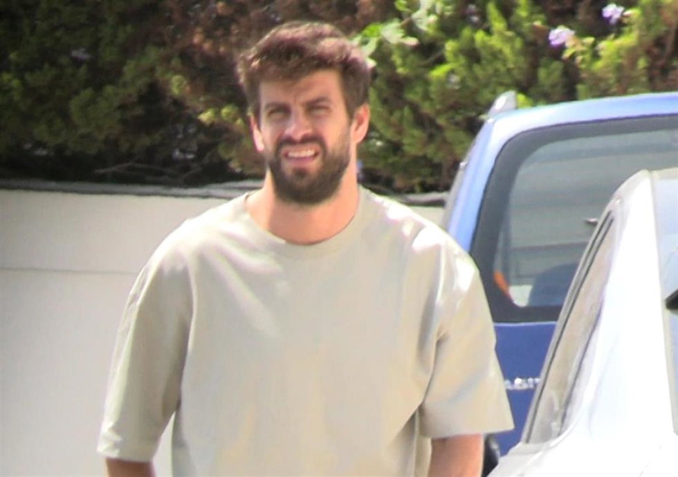 Gerard Piqué, esperando a sus hijos a las puertas de la casa que compartió con Shakira