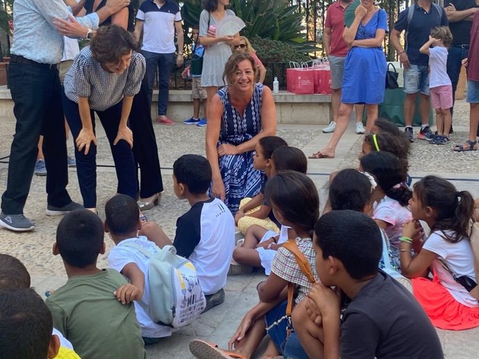 La presidenta del Govern, Francina Armengol, con los niños en el Consolat.