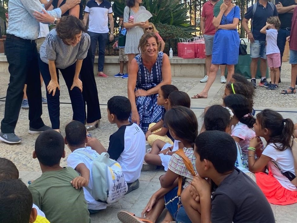 La presidenta del Govern, Francina Armengol, con los niños en el Consolat.