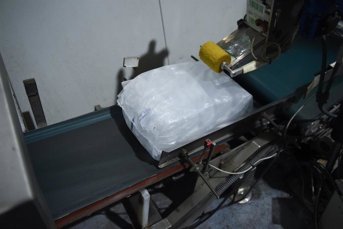 Parte del proceso de fabricación, secado y embolsamiento de sacos de hielo en la fábrica de hielo Eurofrío Blasco, a 6 de agosto de 2022, en San Fernando de Henares, Madrid (España). 