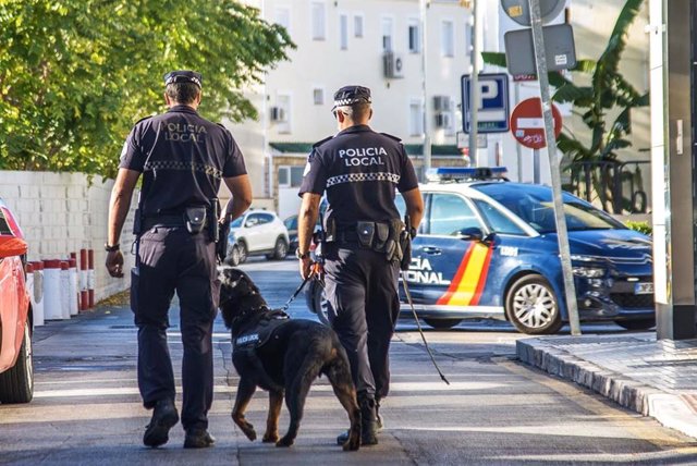 Archivo - Agentes de la Policía Local de Torremolinos