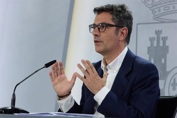 El ministro de la Presidencia, Relaciones con las Cortes y Memoria Democrática, Félix Bolaños, interviene en una rueda posterior al Consejo de Ministros en el Complejo de la Moncloa, a 1 de agosto de 2022, en Madrid (España).  