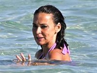 Olga Moreno presume de tipazo en bikini durante sus vacaciones de soltera con Marta López en Ibiza