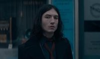 Ezra Miller, acusado de robar alcohol y allanamiento de morada