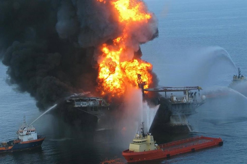Archivo - Incendio en la plataforma Deepwater Horizon