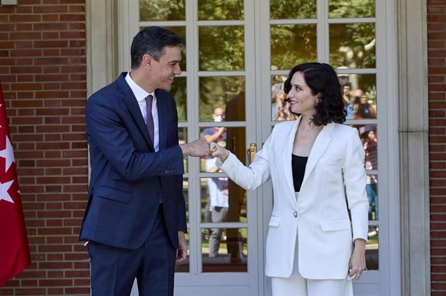 Archivo - EP- Selección fotos 2021: El presidente del Gobierno, Pedro Sánchez, recibe a la presidenta de la Comunidad de Madrid, Isabel Díaz Ayuso, a 9 de julio de 2021, en el Palacio de la Moncloa.