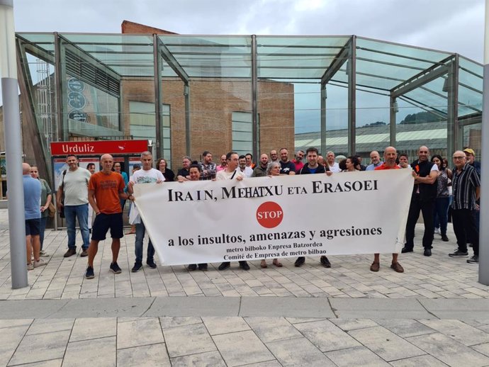 Concentración de comité de empresa de Metro Bilbao en la estación de Urduliz