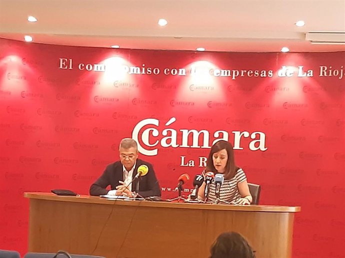 El director general de la Cámara de Comercio, Florencio Nicolás, y la responsable del Departamento de Análisis y Estudios, Cristina Navarro