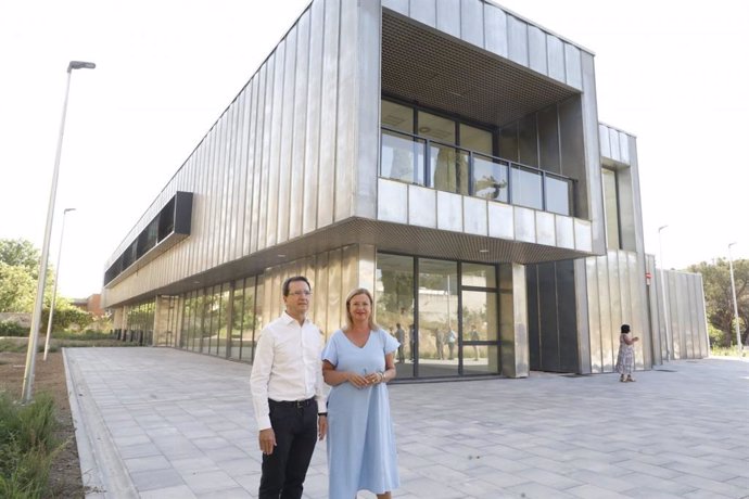 Paloma García Romero visita  junto al concejal de San Blas-Canillejas, Martín Casariego, el nuevo centro de servicios sociales