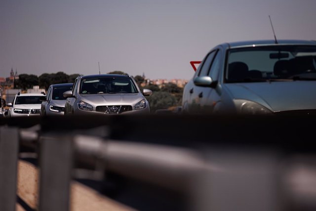 Archivo - Varios vehículos durante un control de la Guardia Civil en la autovía A-5, en la primera operación salida del verano de 2022, a 1 de julio de 2022, en Madrid (España). El dispositivo desplegado por la Dirección General de Tráfico (DGT) para la