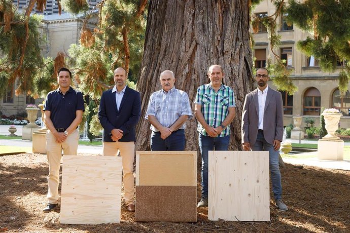 Alberto Bayona (Nasuvinsa), Diego Núez (Madergia), Joseá María Aierdi (vicepresidente), Ángel Martín Unzué (alcalde de Aoiz) y Alberto De Miguel (Madergia)