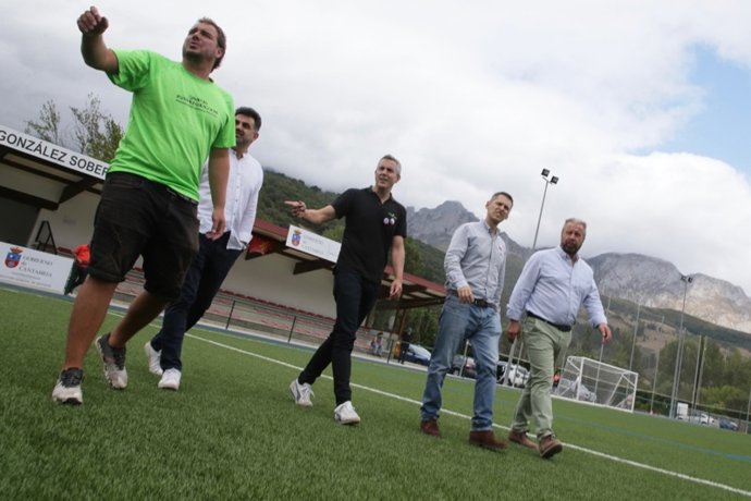 Zuloaga en el campo de fútbol de Tama