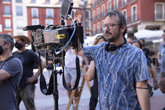 Archivo - El director David Serrano durante el rodaje del musical 'Voy a pasármelo bien' en la Plaza Mayor de Valladolid.