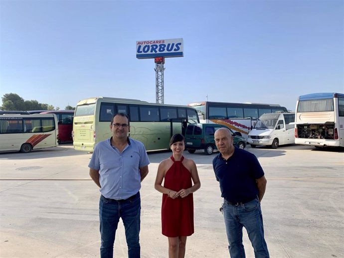 La directora general de Movilidad y Litoral, Marina Munuera, visita la empresa Autocares Lorbus, beneficiaria de las ayudas del Programa europeo de movilidad sostenible, segura y conectada.