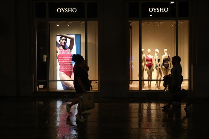 Se incluye apagar la luz de los escaparates