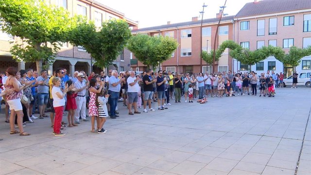 Archivo - Concentración de vecinos de Santovenia de Pisuerga en recuerdo de las víctimas del doble crimen del viernes 1 de julio.Foto archivo