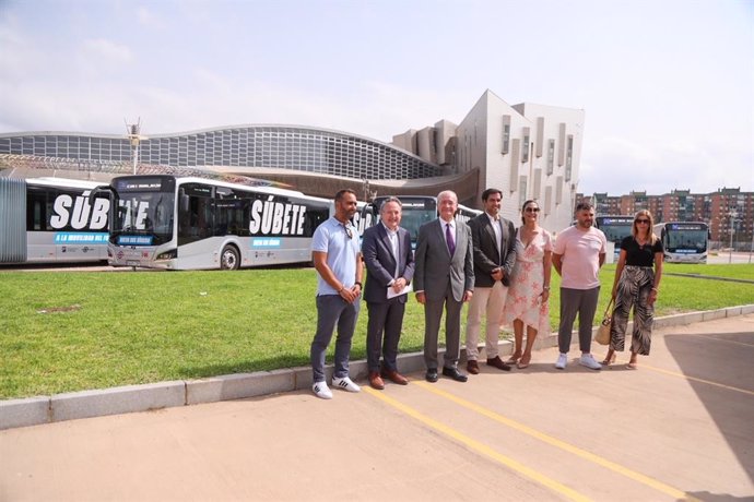 Presentación de los 12 nuevos megabuses híbridos de la EMT