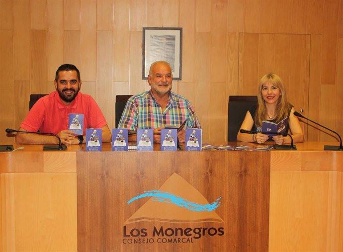 De izquierda a derecha, el consejero comarcal de Turismo, Marcos Vaquer; el presidente Comarca de Los Monegros, Armando  Sanjuan  y  la directora área de Turismo Comarca de Los Monegros, Natalia Arazo.