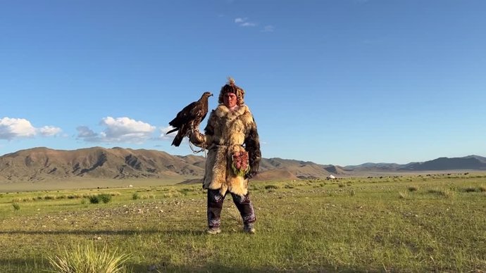 Estos cazadores de Mongolia utilizan águilas como inseparables compañeras de caza