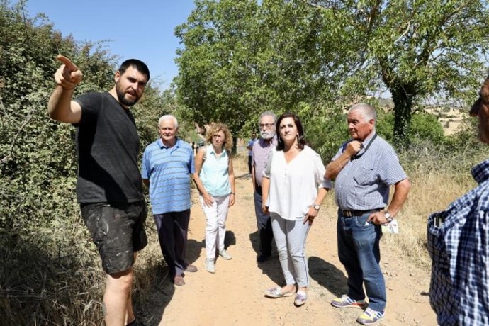 Carlos Ramírez explica las intervenciones a la presidenta del Gobierno riojano, Concha Andreu